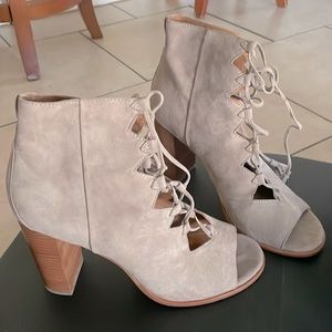 Size 8.5 Frye lace up heel